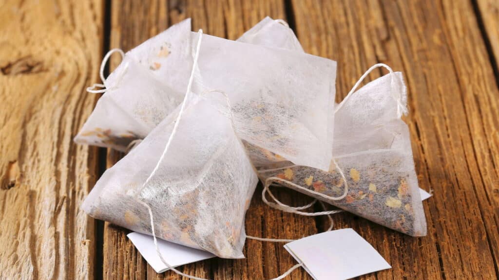Descubra como reutilizar sachês de chá usados para perfumar armários!