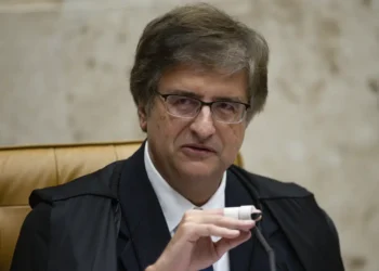 Microfone aberto trai Gonet e ele admite "cagada" em audiência no STF