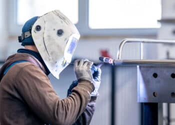 Conheça os 10 cursos técnicos que mais empregam no país