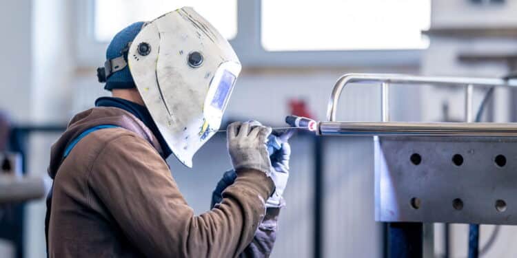 Conheça os 10 cursos técnicos que mais empregam no país