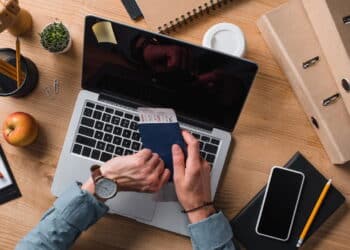 Quem trabalha em feriado que cai no domingo ganha dobrado?