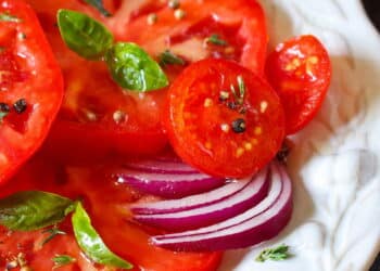 Aprenda o passo a passo fácil de como plantar e cultivar lindos e saudáveis tomatinhos cereja