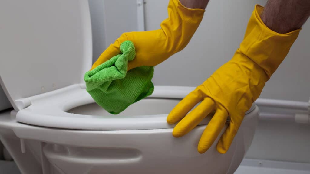 Segredo revelado: veja como eliminar as manchas mais difíceis do vaso sanitário com esse truque simples