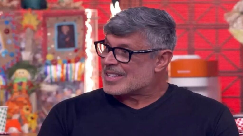 Alexandre Frota surpreende ao fazer pedido emocionante a Luciano Huck ao vivo