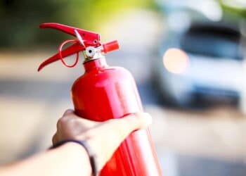 Extintor de incêndio no carro: obrigatório ou não? Entenda a regra e veja como usar