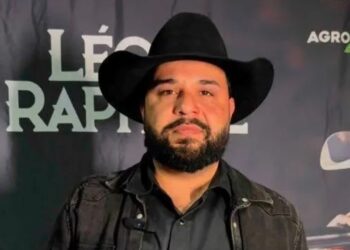 Cantor sertanejo tem rosto queimado ao vivo durante apresentação; veja