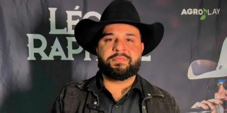 Cantor sertanejo tem rosto queimado ao vivo durante apresentação; veja