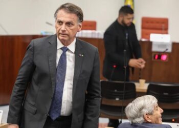Bolsonaro surpreende com selfie no STF e reação de Michelle viraliza