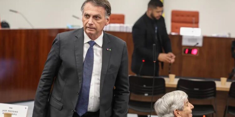 Bolsonaro surpreende com selfie no STF e reação de Michelle viraliza