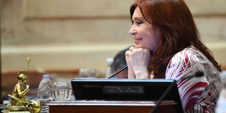 Cristina Kirchner é condenada e fica inelegível para sempre na Argentina
