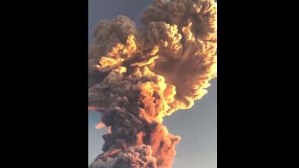 Nuvem rosa gigante chama atenção após erupção de vulcão na Indonésia; veja imagens