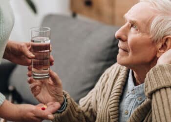 Beber água ao acordar pode prevenir AVC? Veja o que diz a ciência