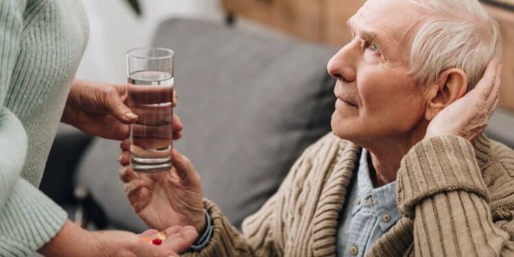 Beber água ao acordar pode prevenir AVC? Veja o que diz a ciência
