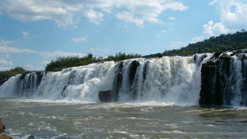 Brasil esconde a maior cachoeira longitudinal do mundo; saiba onde encontrá-la