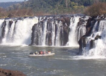 Brasil esconde a maior cachoeira longitudinal do mundo; saiba onde encontrá-la