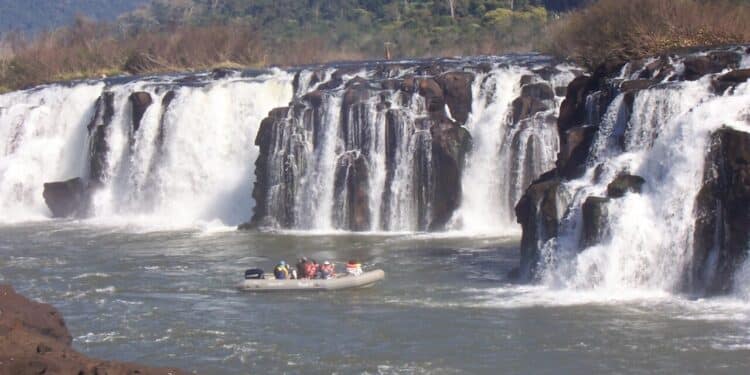 Brasil esconde a maior cachoeira longitudinal do mundo; saiba onde encontrá-la