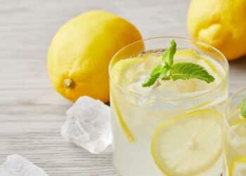 Começar o dia com suco de limão é seguro? Entenda o alerta de especialistas