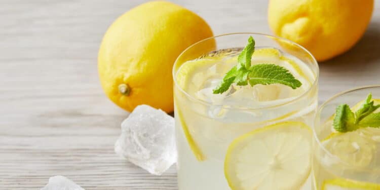 Começar o dia com suco de limão é seguro? Entenda o alerta de especialistas