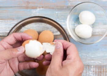 Esse truque simples ao cozinhar ovos vai facilitar a remoção da casca