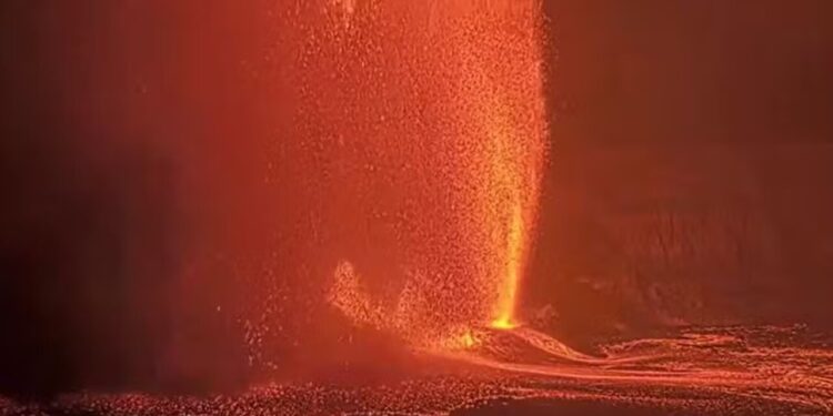 Imagens impressionantes: vulcão entra em erupção no Havaí e lança lava a 300 metros de altura
