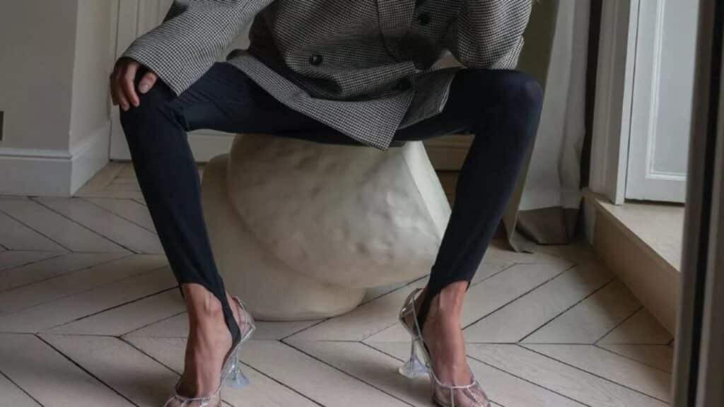 Calça legging queridinha dos anos 80 volta à moda; veja como usar com os sapatos certos