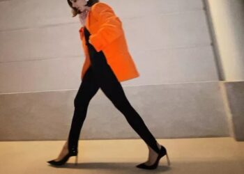 Calça legging queridinha dos anos 80 volta à moda; veja como usar com os sapatos certos