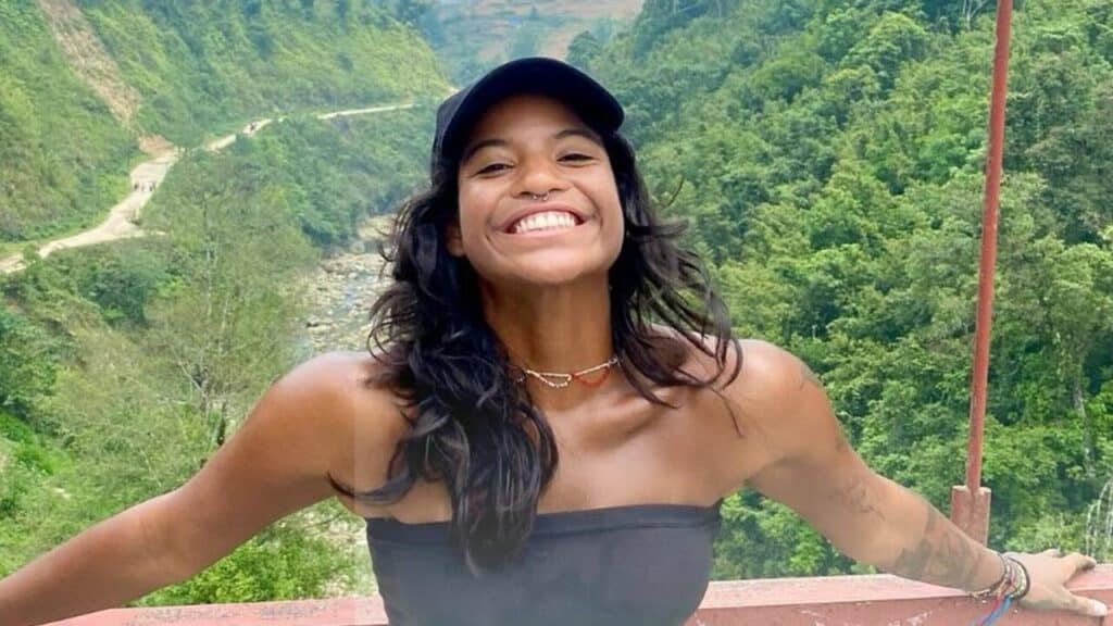 Turista brasileira que caiu de trilha na Indonésia é achada imóvel em área isolada