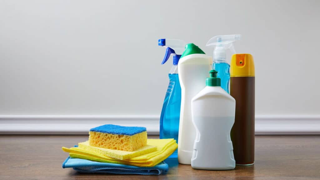 Erro comum na faxina: veja os 3 produtos que nunca devem ser misturados; veja riscos