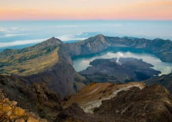 Turista sobreviveu a queda e foi resgatado em monte onde brasileira morreu na Indonésia; entenda o caso