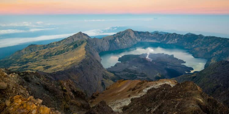 Turista sobreviveu a queda e foi resgatado em monte onde brasileira morreu na Indonésia; entenda o caso