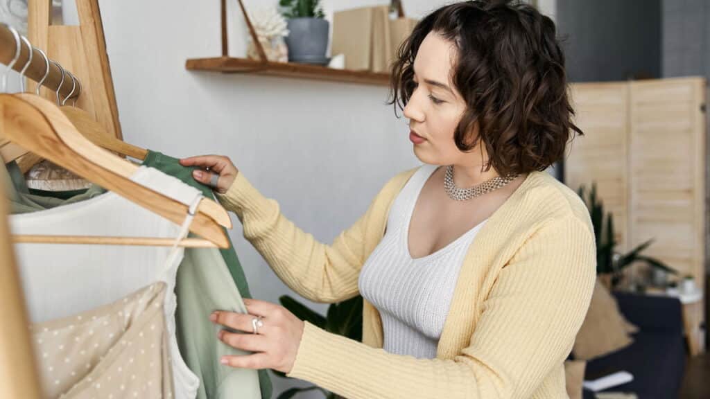 Saiba o que faz as roupas encolherem e aprenda truques para salvar suas peças