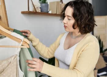 Saiba o que faz as roupas encolherem e aprenda truques para salvar suas peças