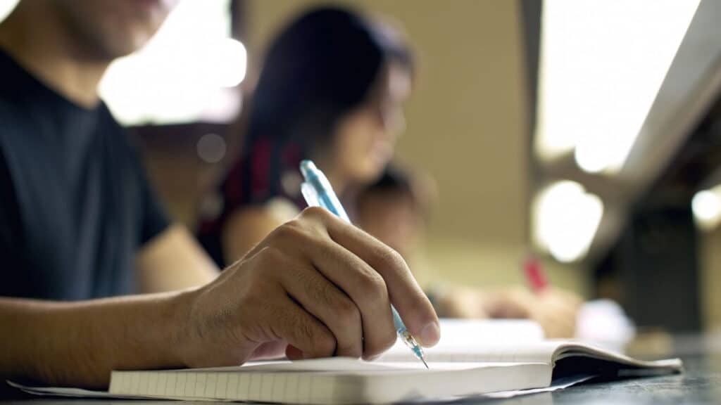 Mais de 37 mil vagas abertas em concursos com salário de até R$ 32,3 mil em todo o Brasil; veja detalhes