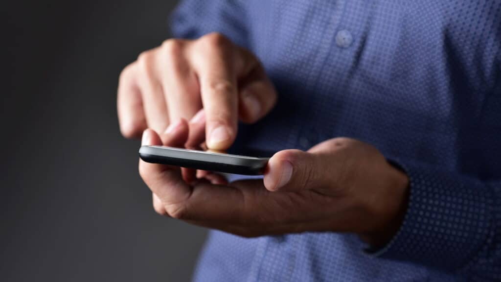 Celular Motorola travando? Aprenda a limpar a memória com essa dica simples
