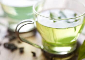 Este chá natural poderoso ajuda a 'derreter' gordura localizada de forma eficaz