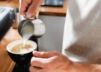 Leite, adoçante ou puro? Veja o jeito ideal de tomar café para viver melhor, segundo cientistas