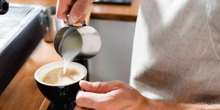 Leite, adoçante ou puro? Veja o jeito ideal de tomar café para viver melhor, segundo cientistas