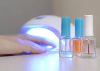 O que ninguém conta sobre as lâmpadas das secadoras de esmalte e seus impactos na pele