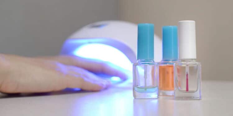 O que ninguém conta sobre as lâmpadas das secadoras de esmalte e seus impactos na pele