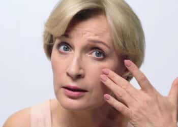 Rugas nunca mais! Conheça o óleo natural que está virando febre entre as celebridades