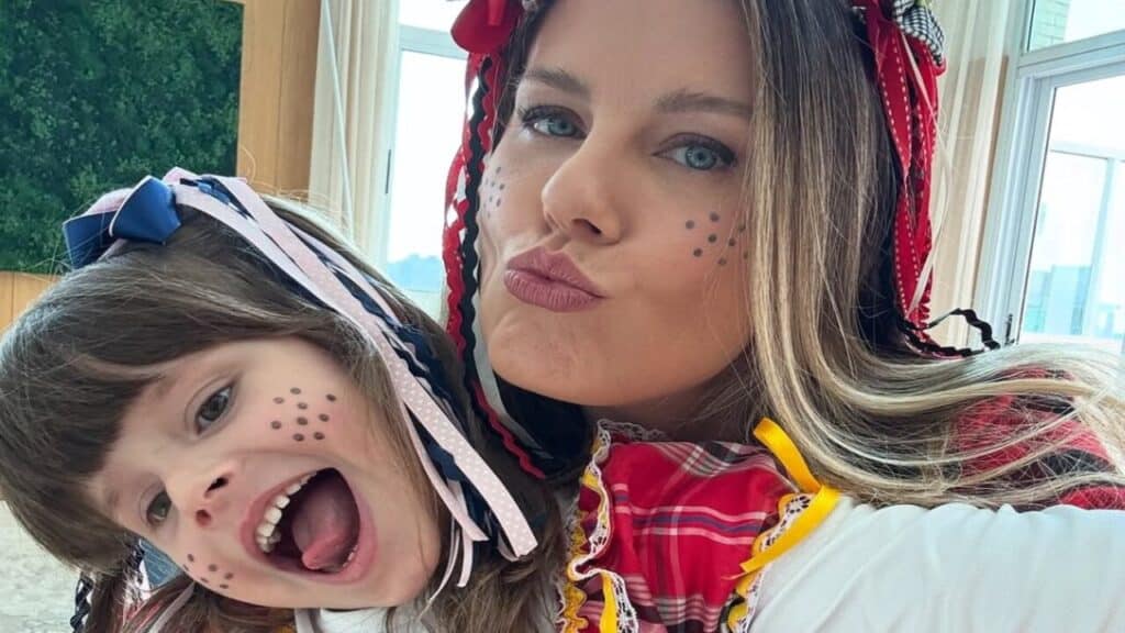 Filha de Tiago Leifert cresce, surge em fotos inéditas e o novo visual encanta os seguidores