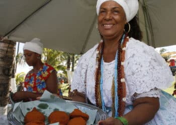 Imagem de baiana com acarajé -Créditos: depositphotos.com / joasouza