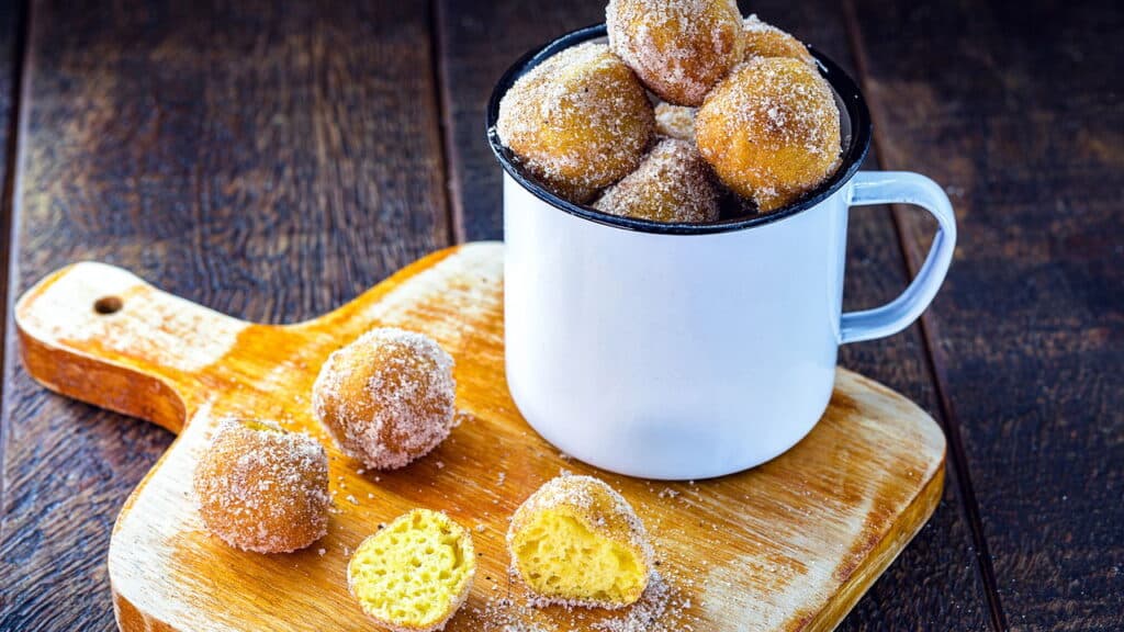 Bolinho de chuva perfeito com massa fofinha e casquinha crocante!
