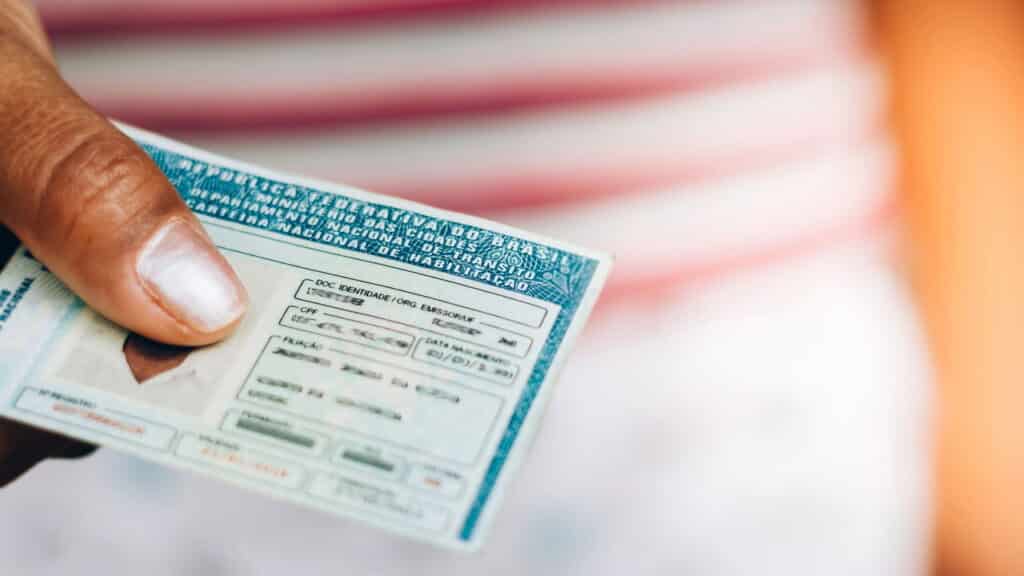 Nova exigência nos retrovisores já está valendo em todo o Brasil com risco de multa!
