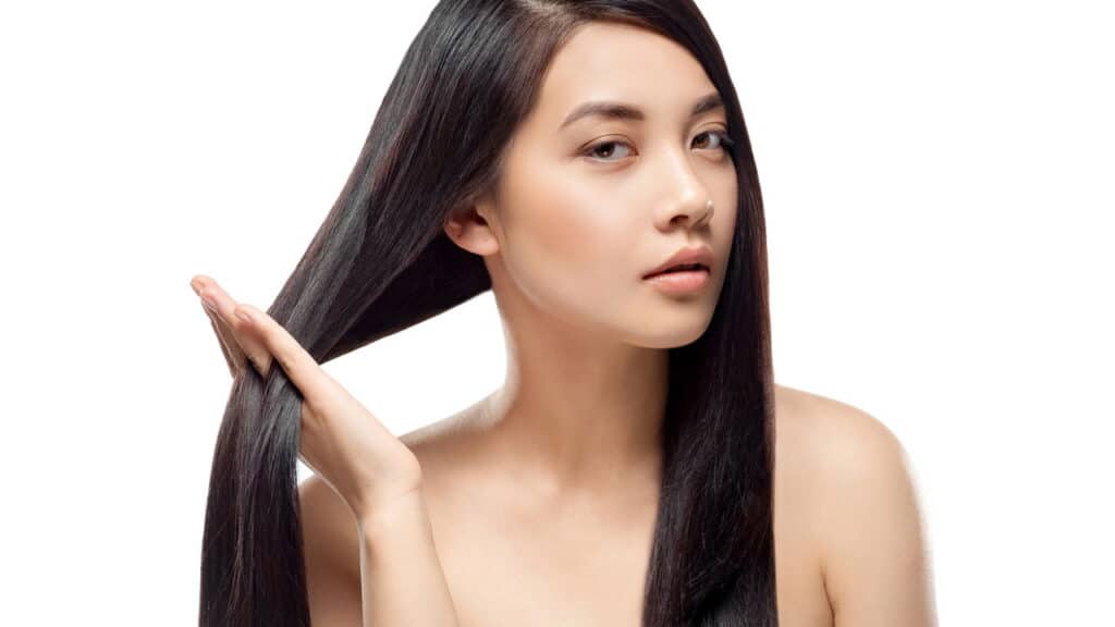 Os 3 óleos naturais que todo cabelo precisa para crescer saudável