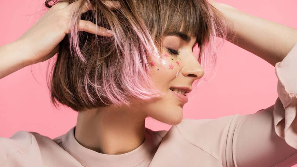 Esse finalizador é recomendado por cabeleireiros para realçar ondas naturais e controlar o frizz