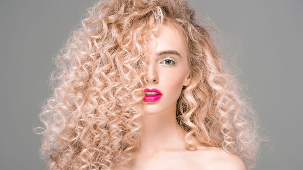 Adeus frizz: 3 técnicas para cachos definidos e volumosos