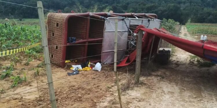Mulher morre após acidente com balão tripulado no interior