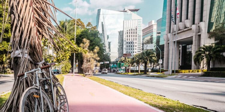 Brasil lidera revolução na mobilidade urbana com ônibus elétricos!