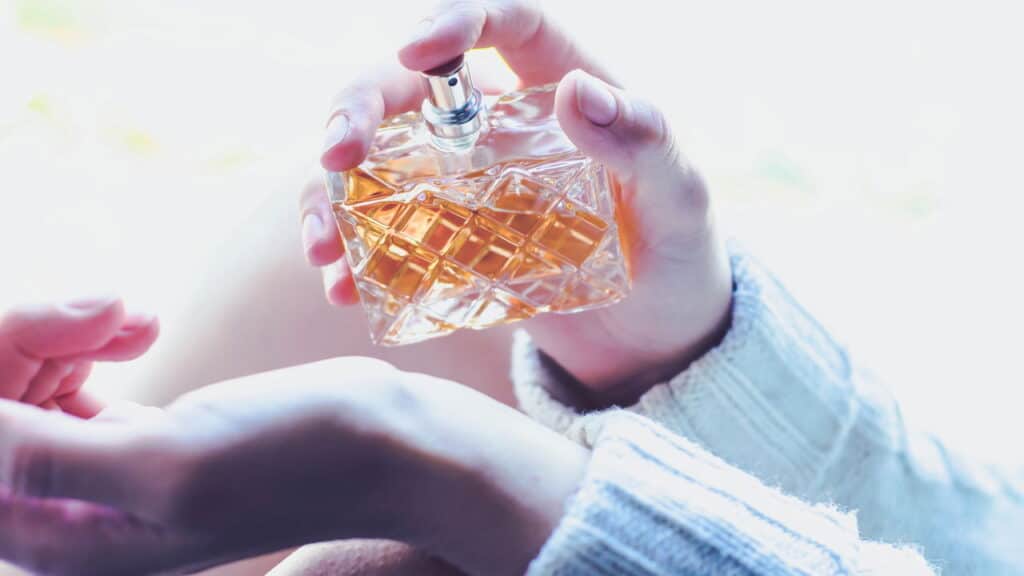 Você nunca mais vai jogar fora um frasco de perfume depois disso!